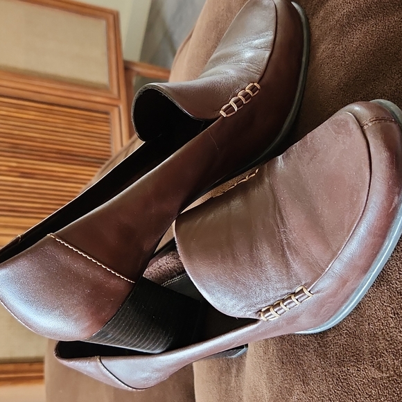 Liz Clairborne slip ons - Picture 2 of 3